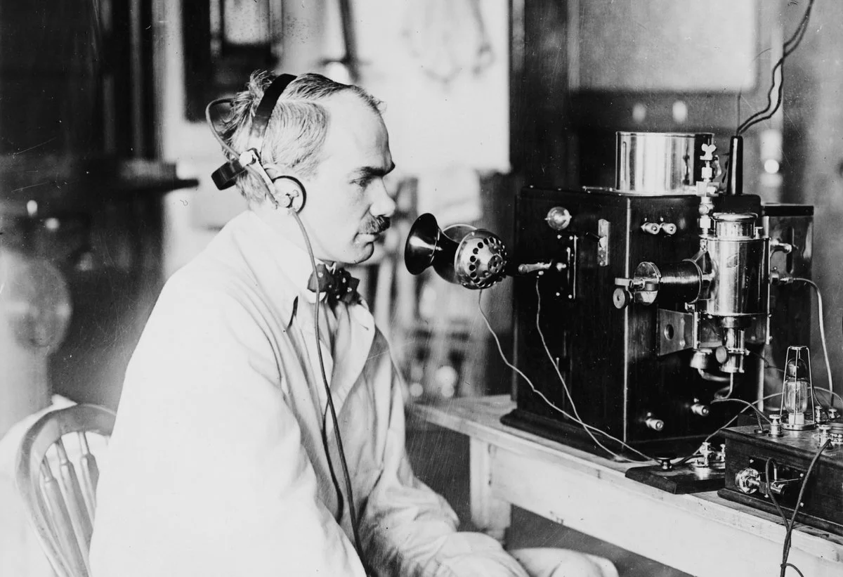 洋書 Radiolocation in Ubiquitous Wireless The Father of Radio's Stunningly Accurate 1960 Vision of the Year